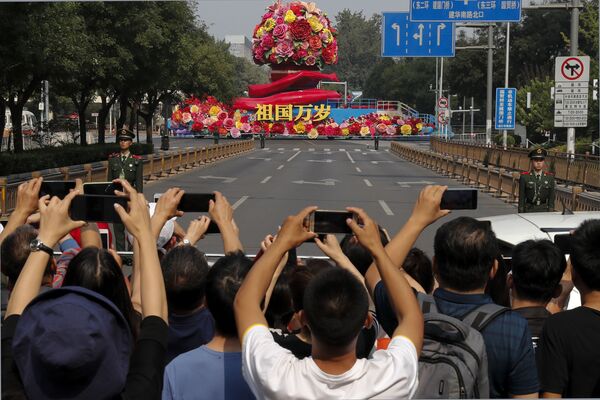Desfile militar marcando o 70º aniversário da fundação da República Popular da China, em Pequim - Sputnik Brasil