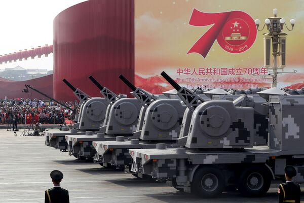 Veículos militares durante o desfile militar marcando o 70º aniversário da fundação da República Popular da China, em Pequim - Sputnik Brasil