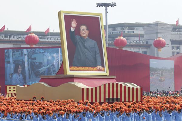Artistas com o retrato do ex-secretário-geral do Partido Comunista da China, Jiang Zemin, durante o desfile militar marcando o 70º aniversário da fundação da República Popular da China, em Pequim - Sputnik Brasil