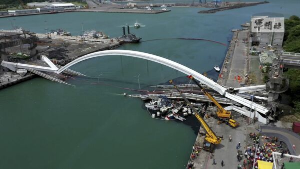 Ponte de Nanfangao após o colapso, em Taiwan, em 1 de outubro de 2019 - Sputnik Brasil
