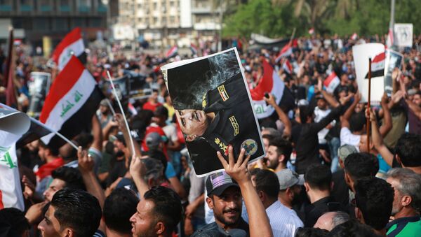 Manifestantes protestam contra o governo iraquiano na praça Tahrir, em Bagdá - Sputnik Brasil