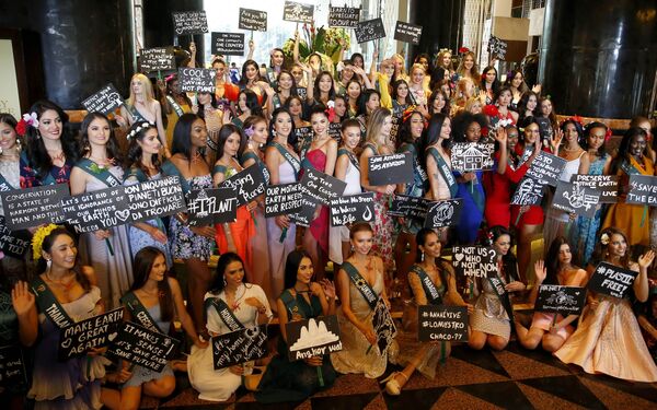 Candidatas de um dos concursos de beleza mais famosos do mundo posam com mensagens em defesa do meio ambiente, em Manila, nesta quarta-feira (2).  - Sputnik Brasil
