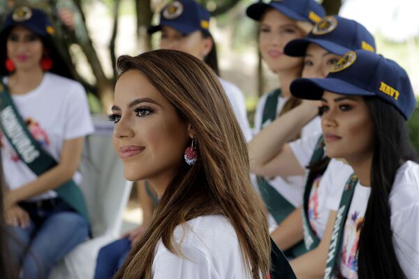 Sonia Romeo, a candidata da Espanha ao título de Miss Terra 2019, se prepara para o ato de limpeza de praia, em parceria com a Marinha filipina, em evento de defesa ao meio ambiente. Candidatas de 85 países irão competir pelo título de Miss Terra 2019, em 26 de outubro.   - Sputnik Brasil