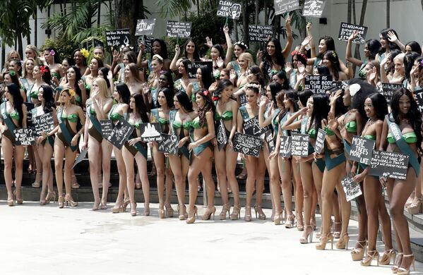 Candidatas ao título de Miss Terra 2019 seguram cartazes com frases de apoio à causa ambiental, em hotel em Manila, nas Filipinas, nesta quarta-feira (2).  - Sputnik Brasil