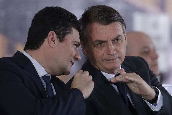 Analistas: Bolsonaro ataca Lava Jato para neutralizar Sergio Moro e afagar Centrão Analistas: Bolsonaro ataca Lava Jato para neutralizar Sergio Moro e afagar Centrão - Sputnik Brasil