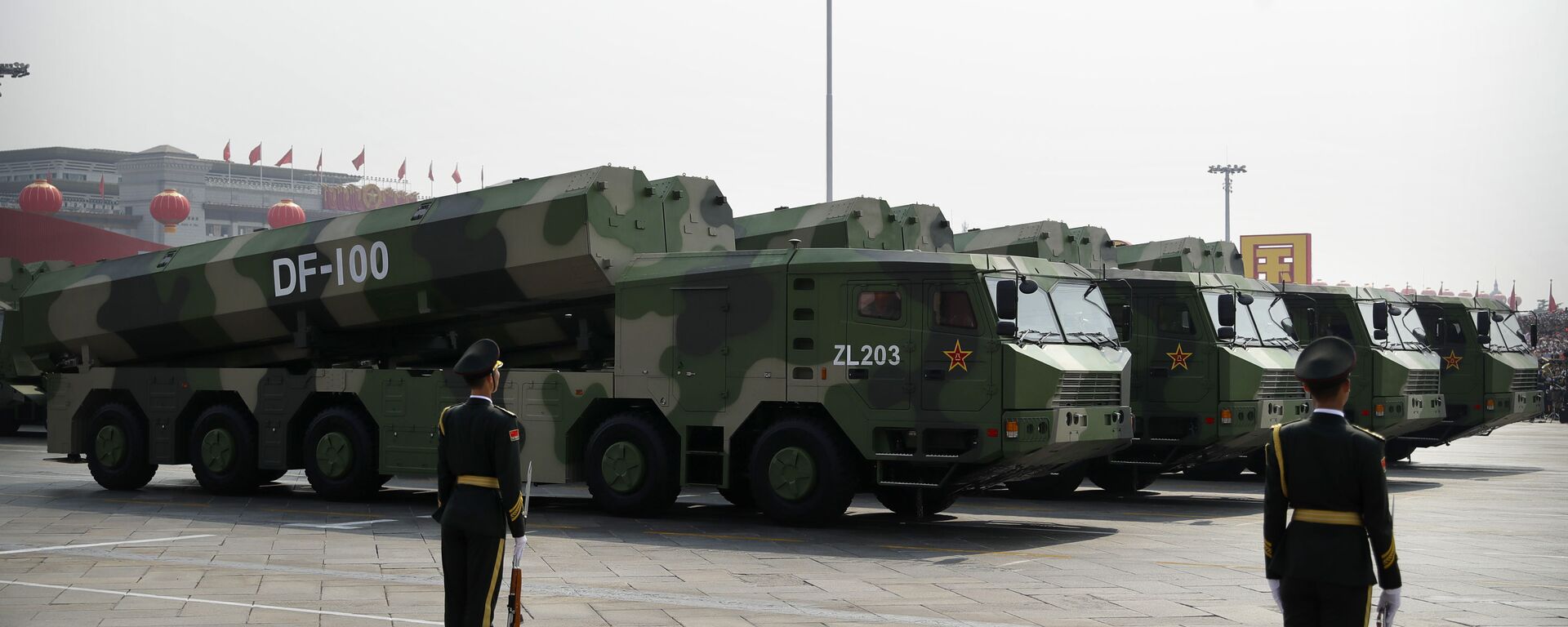 Veículos militares chineses carregando o míssil de cruzeiro DF-100 no decorrer do desfile militar em homenagem aos 70 anos da criação da República Popular da China - Sputnik Brasil, 1920, 15.02.2023