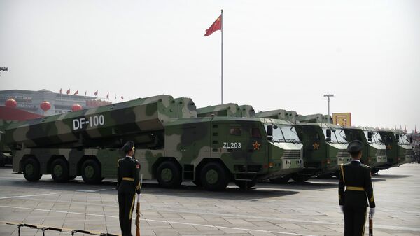 Veículos militares chineses carregando o míssil de cruzeiro DF-100 no decorrer do desfile militar em homenagem aos 70 anos da criação da República Popular da China - Sputnik Brasil