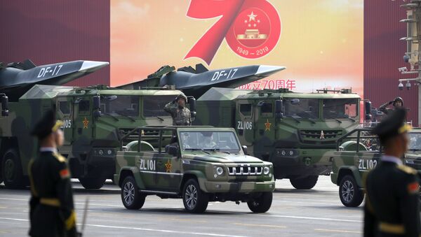Veículos militares chineses transportando o míssil balístico DF-17 durante o desfile militar em homenagem aos 70 anos da criação da República Popular da China - Sputnik Brasil