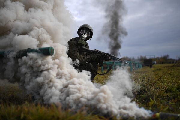 Soldado russo passando por testes de qualificação na região de Novossibirsk, na Rússia - Sputnik Brasil