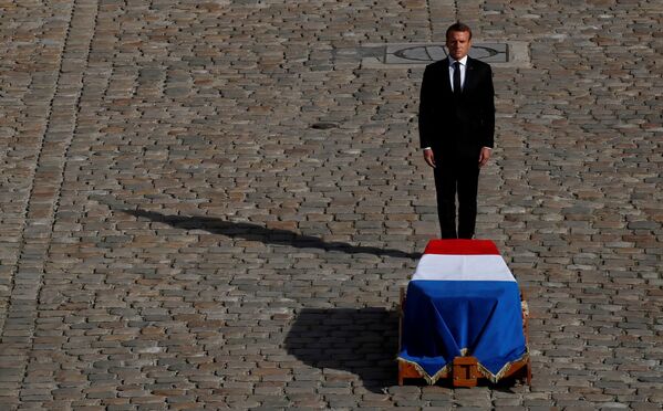 Presidente francês Emmanuel Macron diante do caixão do falecido ex-presidente francês Jacques Chirac - Sputnik Brasil