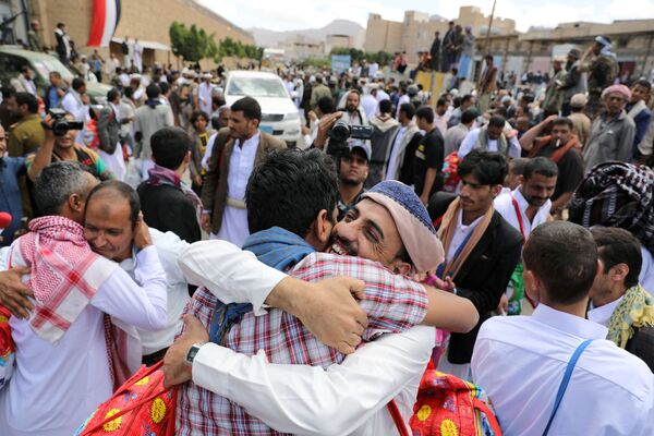 Prisioneiros abraçam parentes depois que os rebeldes houthis os libertaram de uma prisão no Iêmen - Sputnik Brasil