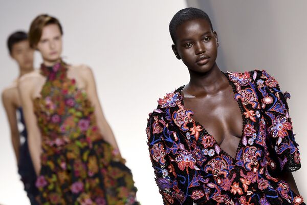 Modelo australiana de origem sudanesa durante desfile de moda da coleção primavera-verão 2020 da marca Givenchy, em Paris, França - Sputnik Brasil