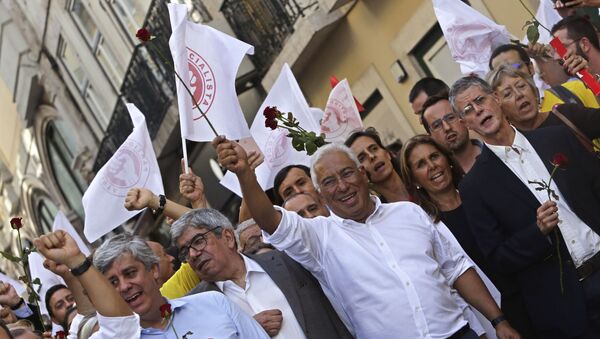 Primeiro-ministro português e líder do Partido Socialista, António Costa, segurando uma rosa durante a campanha das eleições - Sputnik Brasil