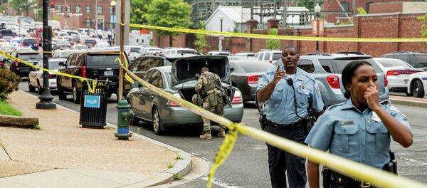 Policiais monitoram ruas próximas à sede administrativa da Marinha dos EUA, em Washington - Sputnik Brasil