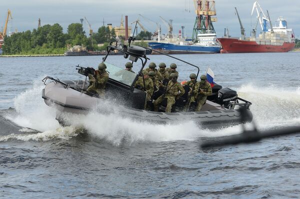 Soldados  num barco militar - Sputnik Brasil