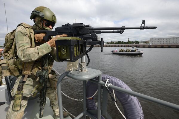 Soldado num barco militar - Sputnik Brasil