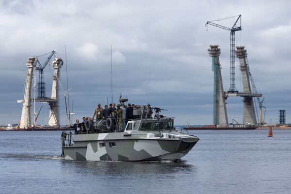 O vice-primeiro-ministro russo Dmitry Rogozin (no centro) num barco militar durante o  Show de Defesa Marítima Internacional em São Petersburgo - Sputnik Brasil