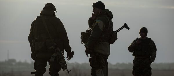 Soldados ucranianos na vila de Shirokino, perto de Mariupol - Sputnik Brasil