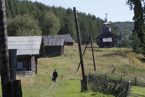 Carteiro entrega correspondência aos moradores em vilarejo do Parque Nacional Kenozersky, na Rússia - Sputnik Brasil