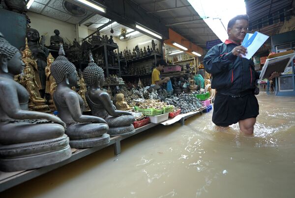 Entregador trabalha no mercado flutuante de Bangkok, na Tailândia - Sputnik Brasil