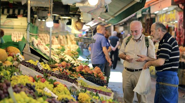 Homens negociam preço em mercado em Istanbul, na Turquia - Sputnik Brasil