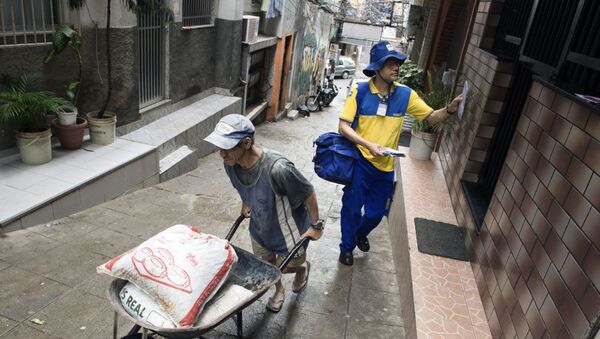 Carteiro brasileiro entrega carta em comunidade no Rio de Janeiro  - Sputnik Brasil