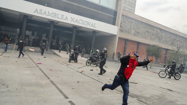 Manifestante entra em confronto com a polícia em frente a sede do Parlamento do Equador - Sputnik Brasil