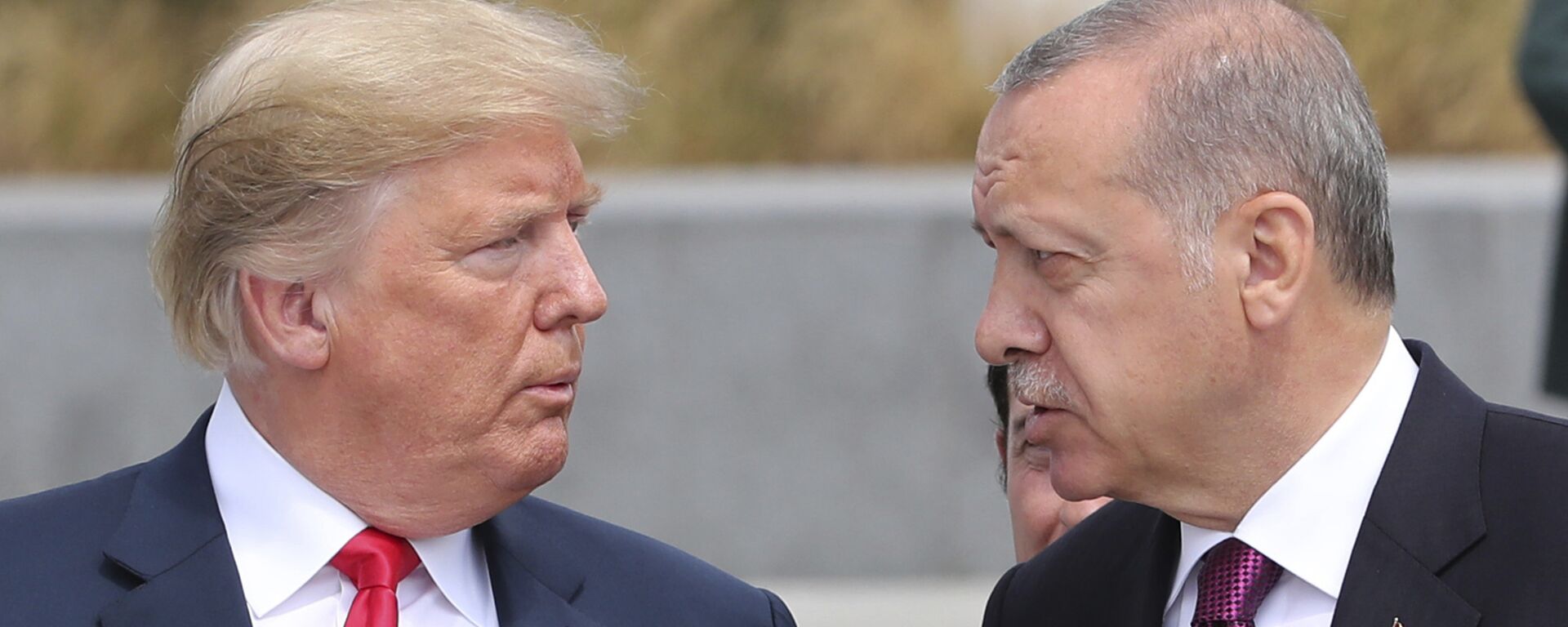 Presidente dos EUA Donald Trump conversa com o presidente turco Recep Tayyip Erdogan, enquanto visitam a nova sede da OTAN em Bruxelas, Bélgica, 11 de julho de 2018 - Sputnik Brasil, 1920, 15.10.2025
