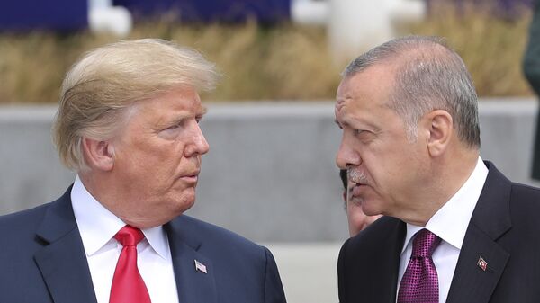 Presidente dos EUA Donald Trump conversa com o presidente turco Recep Tayyip Erdogan, enquanto visitam a nova sede da OTAN em Bruxelas, Bélgica, 11 de julho de 2018 - Sputnik Brasil