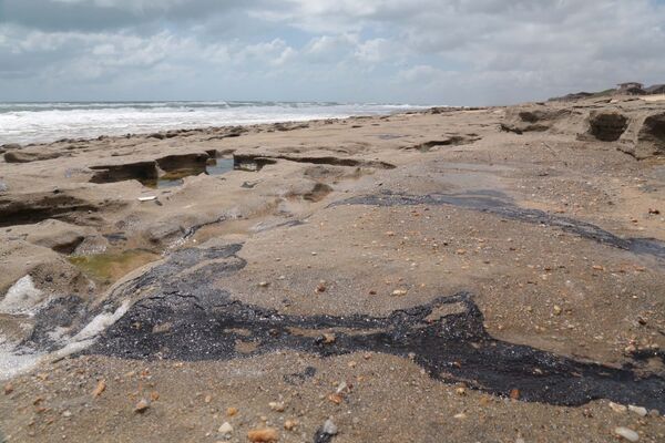 Manchas de óleo são vistas na Praia da Sabiaguaba, em Fortaleza (CE) - Sputnik Brasil