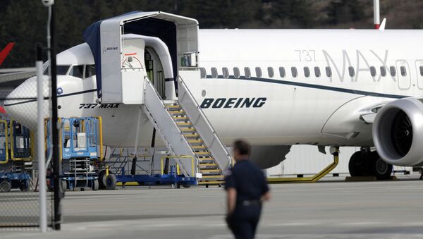 Funcionário da Boeing observa modelo 737 MAX estacionado em fábrida da empresa em Seattle - Sputnik Brasil