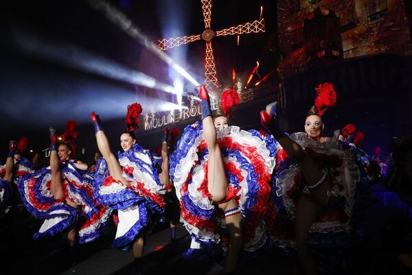 Dançarinas do Moulin Rouge na celebração do 130º aniversário do cabaré mais antigo da França - Sputnik Brasil