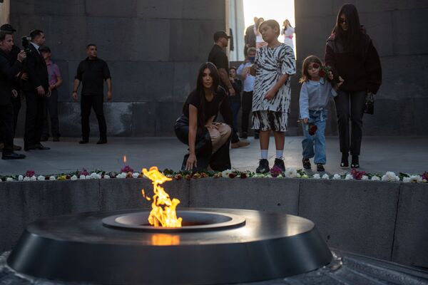 Modelo norte-americana Kim Kardashian coloca flores no monumento da Chama Eterna em memória do genocídio de armênios em 1915, em Erevan - Sputnik Brasil