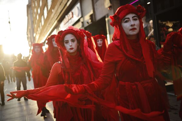 Manifestantes em Londres na cerimônia da abertura da International Rebellion organizada pelo movimento Extinction Rebellion - Sputnik Brasil