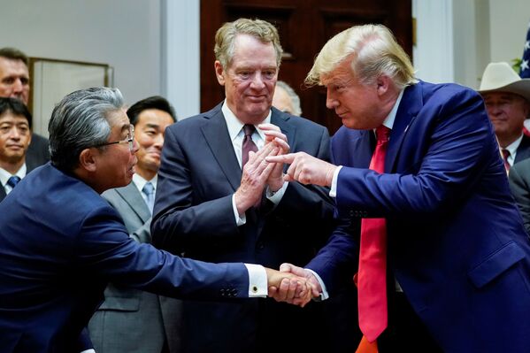 Presidente dos EUA, Donald Trump, apertando a mão do embaixador do Japão nos EUA, Shinsuke Sugiyama, em frente ao representante do Comércio dos EUA, Robert Lighthizer, na Casa Branca - Sputnik Brasil