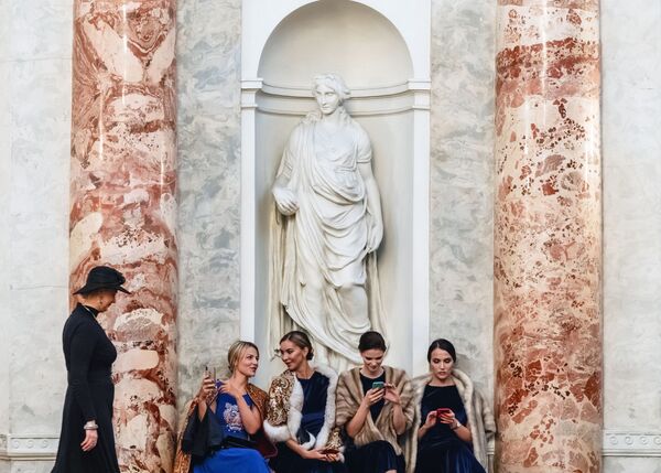 Mulheres no saguão do Teatro Hermitage, em São Petersburgo, antes da cerimônia de entrega do prêmio internacional pelo desenvolvimento e fortalecimento das relações humanitárias nos países da região do Báltico - Sputnik Brasil