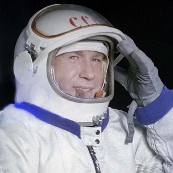 Cosmonauta Aleksei Leonov vestindo traje espacial - Sputnik Brasil