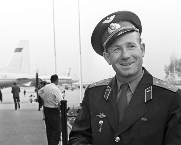 Aleksei Leonov no aeródromo de Sheremetyevo - Sputnik Brasil