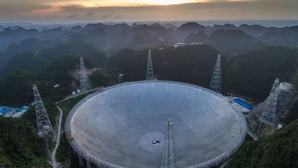 Maior radiotelescópio esférico do mundo em Guizhou, China - Sputnik Brasil