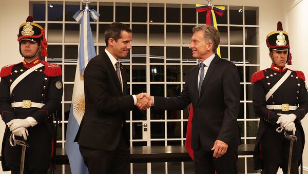 Líder oposito venezuelano Juan Guaidó (à esquerda) com o presidente argentino Mauricio Macri (à direita) em Buenos Aires - Sputnik Brasil