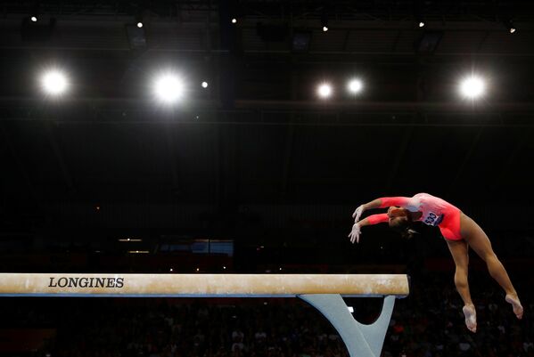 Ginasta brasileira Flávia Saraiva atuando na trave olímpica no Campeonato Mundial de Ginástica Artística em Stuttgart, Alemanha - Sputnik Brasil