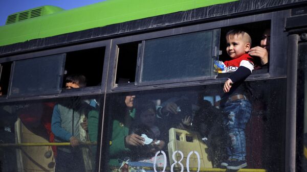 Criança refugiada olha pela janela do ônibus que a leva de volta para a casa, na Síria, em janeiro de 2019 - Sputnik Brasil