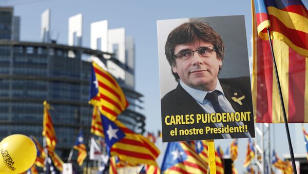 Marcha de protesto diante do Parlamento Europeu (Estrasburgo, França) contra a perseguição do líder da independência catalã, Carles Puigdemont, 2 de julho de 2019 - Sputnik Brasil