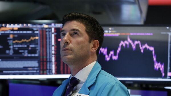 Trader em Wall Street observa queda brusca no índice Dow Jones, em Agosto de 2019.  - Sputnik Brasil