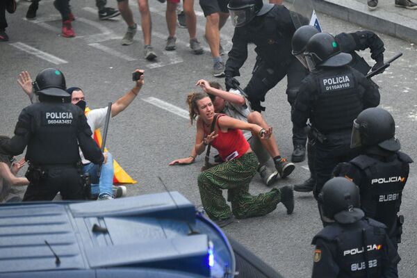 Manifestantes colidem com policiais espanhóis fora do aeroporto El Prat, em Barcelona, em 14 de outubro de 2019, quando milhares de manifestantes furiosos saíram às ruas depois que a Suprema Corte da Espanha condenou nove líderes separatistas catalães a entre nove e 13 anos de prisão por sedição na sequência da fracassada tentativa de declaração de independência em 2017 - Sputnik Brasil