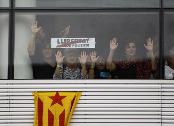 Manifestantes estão atrás de uma faixa de leitura em catalão, Liberdade para presos políticos, no aeroporto El Prat, em Barcelona - Sputnik Brasil