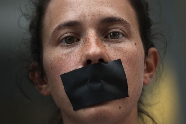 Manifestante pró-independência da Catalunha cobre a boca com fita adesiva enquanto protesta em Bruxelas - Sputnik Brasil