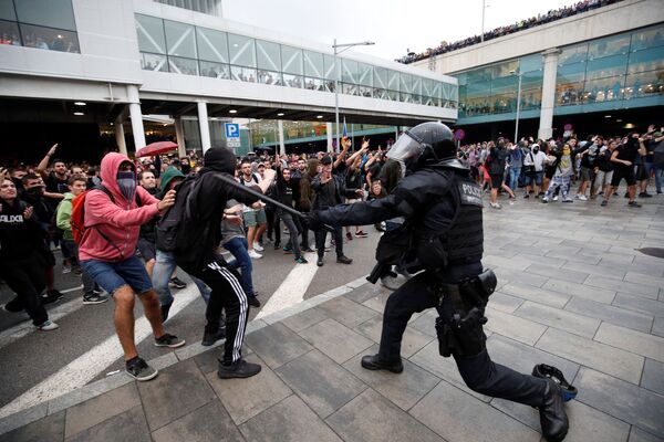 Policiais chocam com manifestantes que protestam no aeroporto após veredicto em um julgamento em torno do proibido referendo pela independência, em Barcelona, Espanha, 14 de outubro de 2019 - Sputnik Brasil