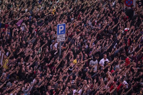 Manifestantes pró-independência se reúnem durante manifestação no aeroporto El Prat. - Sputnik Brasil