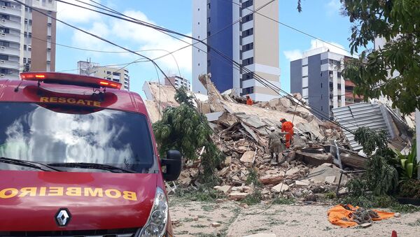 Prédio residencial desaba no Bairro Dionísio Torres, área nobre de Fortaleza (CE), nesta terça-feira (15). - Sputnik Brasil
